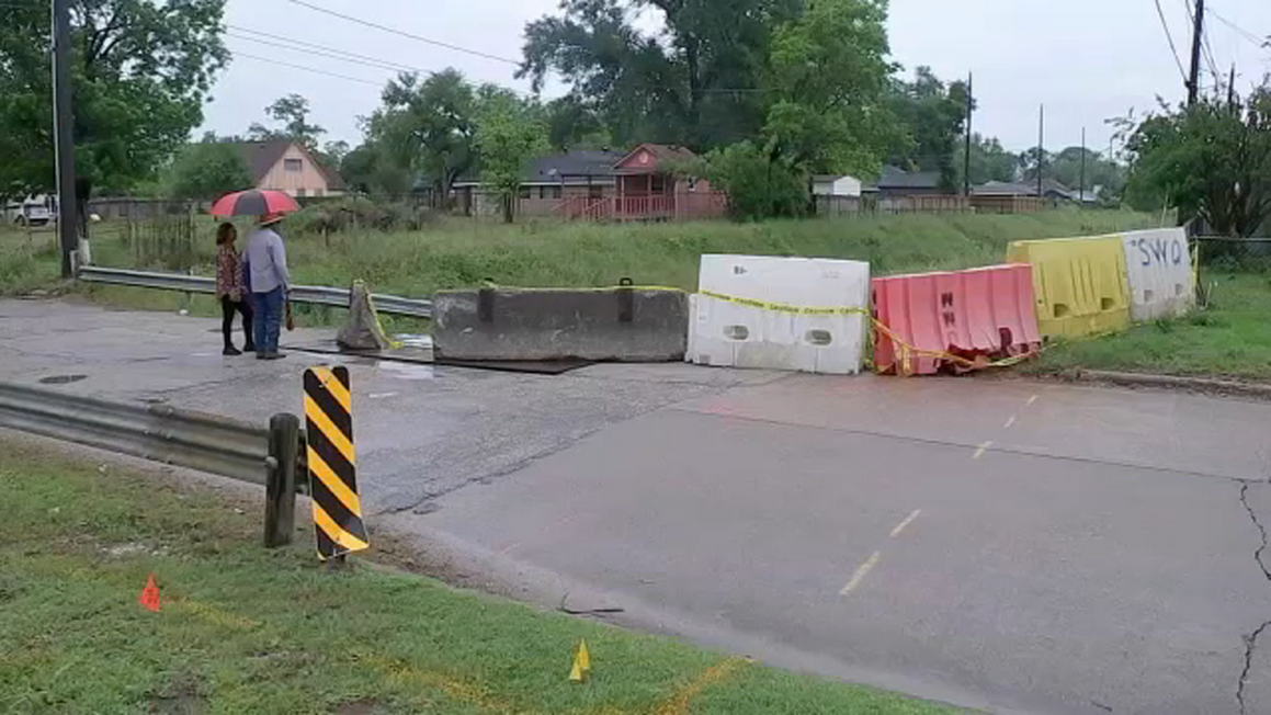 Người dân Đông Bắc Houston lo lắng vì cầu bị cuốn trôi sau bão Beryl: “Tình hình rất tệ”
