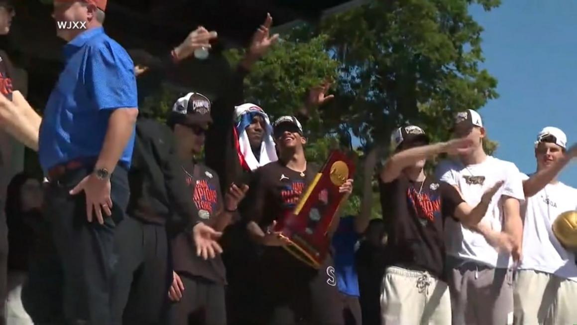 Video: Đại học Florida Gators trở về nhà sau chiến thắng tại giải bóng rổ NCAA March Madness