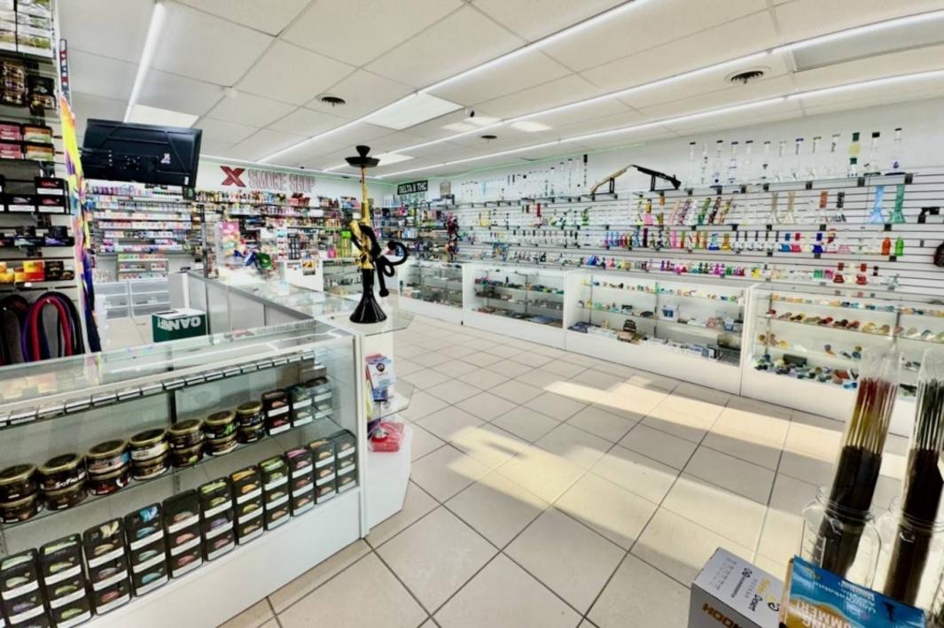 Cửa hàng X Smoke Shop khai trương tại Richardson, bán phụ kiện và nhiều mặt hàng khác