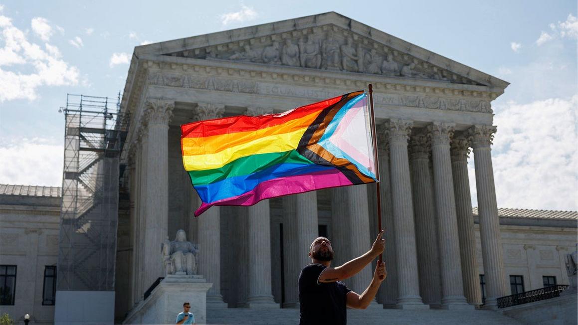 Tòa án Tối cao xem xét quyền của phụ huynh trong việc cho con em không đọc sách LGBTQ ở trường