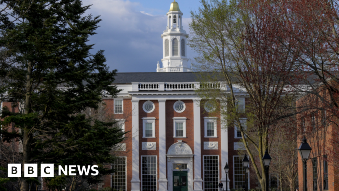 Đại học Harvard kiện chính quyền Trump vì đóng băng nguồn tài trợ