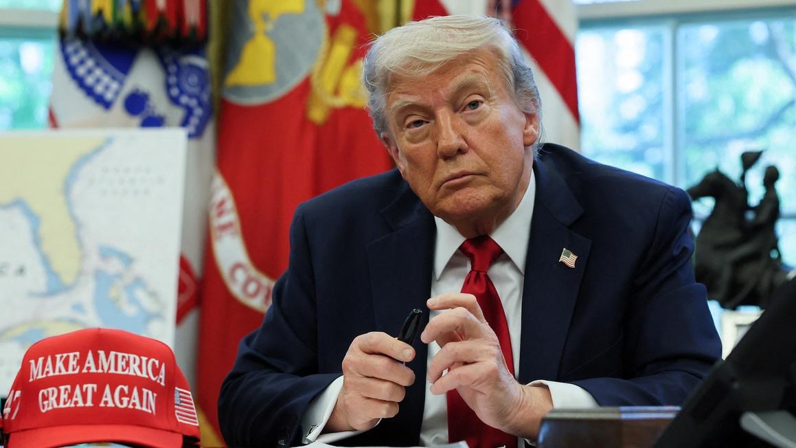 Chiếc mũ làm dấy lên đồn đoán về nhiệm kỳ thứ ba của Trump sau khi xuất hiện tại Trump Store