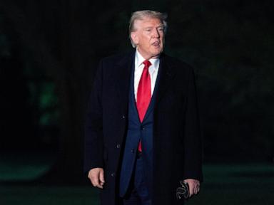 Thượng nghị sĩ John Thune dùng “chiêu” cổ điển, giữ chân Trump thành công