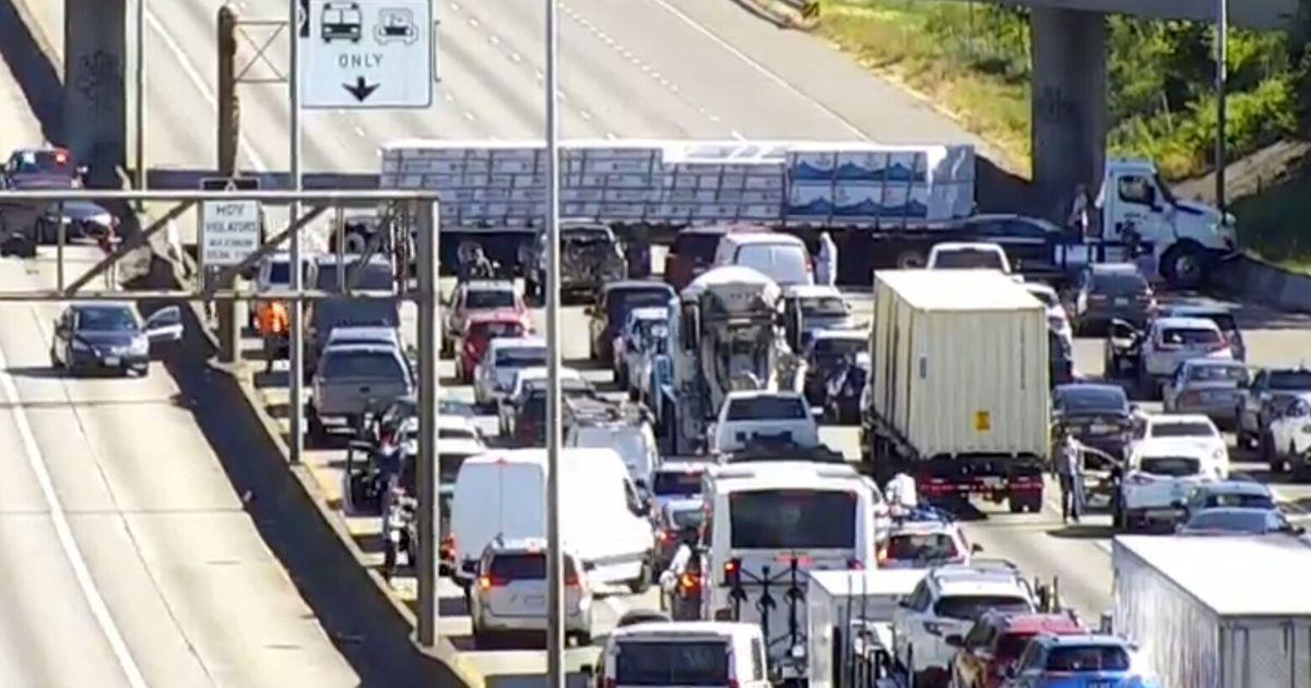 Tai nạn xe tải lớn kẹt cứng xa lộ I-5 ở Seattle