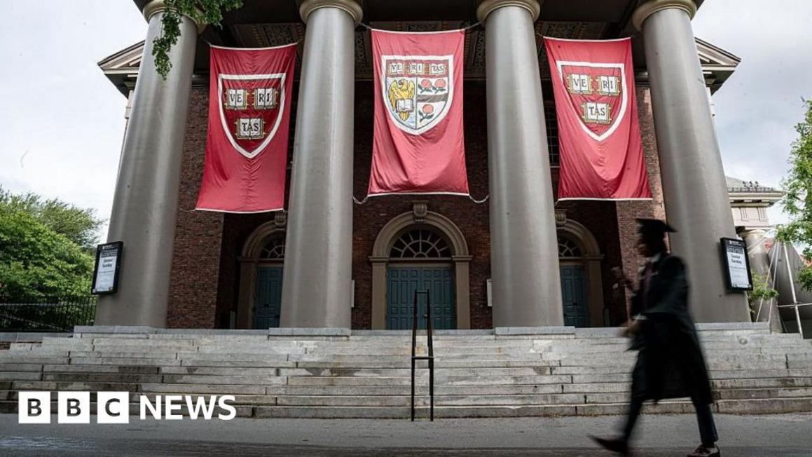 Chính quyền Tổng thống Trump xem xét cắt 100 triệu USD tài trợ cho Đại học Harvard