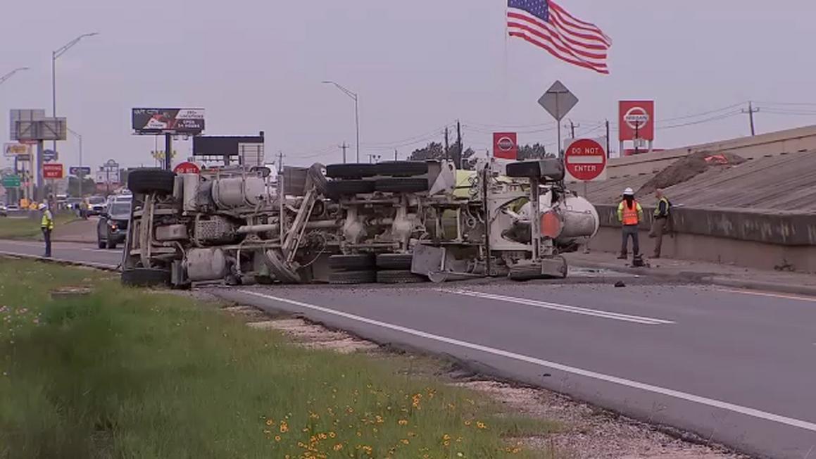 Baytown: Xe trộn bê tông lật, đường dẫn I-10 tại North Main thông xe trở lại