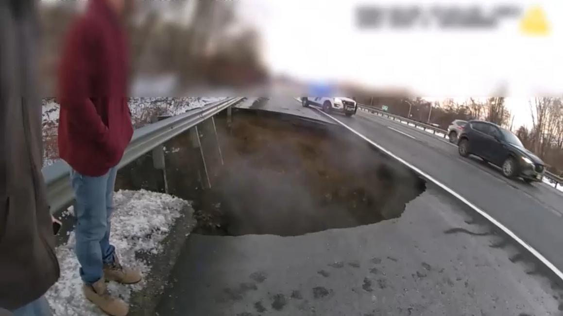 Video mới ghi lại khoảnh khắc hố sụt khổng lồ xuất hiện trên cao tốc I-80 ở New Jersey