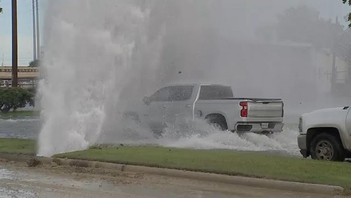 Ống nước vỡ gây ngập lụt nghiêm trọng ở Houston: Nước bắn cao như ‘vòi rồng’