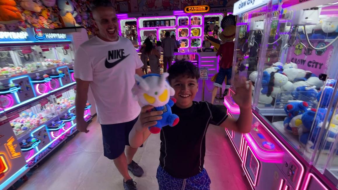 Sốt trào máy gắp thú ở Mỹ: Arcade kiểu Nhật hút khách, cả nhà kéo nhau đi chơi