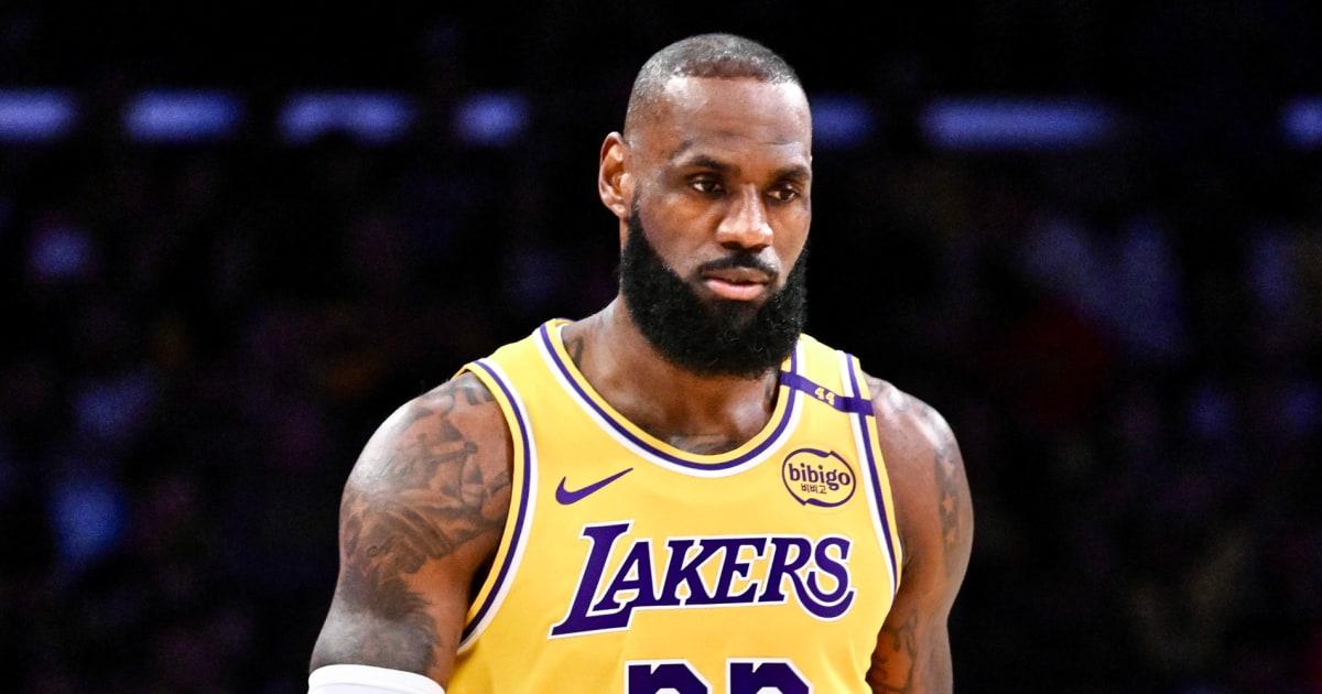 LeBron James né tránh câu hỏi về tương lai sau khi Lakers bị loại khỏi vòng playoffs