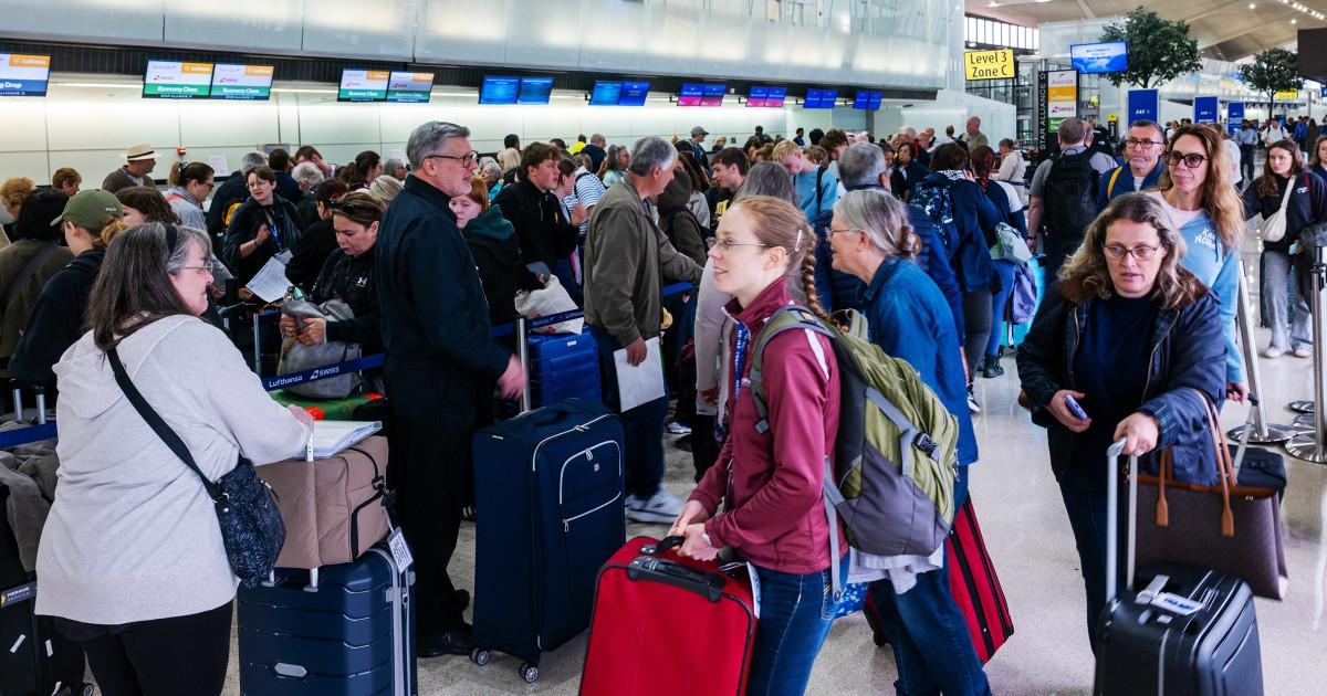 Kiểm soát không lưu Newark từng mất liên lạc với phi công ít nhất hai lần trước đó, theo nguồn tin