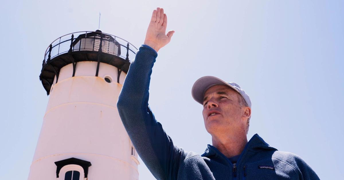 Vận động viên bơi vòng quanh Martha’s Vineyard để thay đổi cách nhìn của công chúng về cá mập