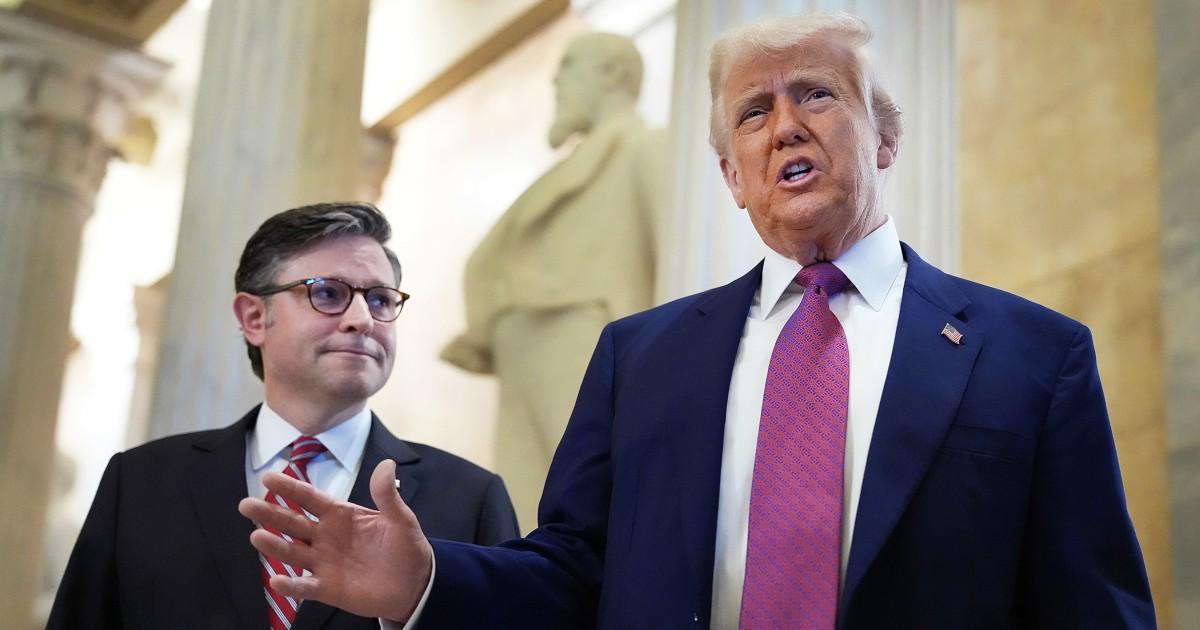 Hạ viện thông qua gói chính sách lớn sau khi Tổng Thống Trump và Chủ tịch Hạ viện Johnson thuyết phục được những người còn do dự