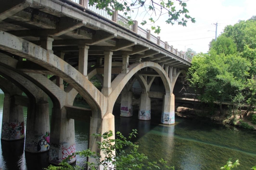 Austin ráo riết tìm kiếm nguồn vốn liên bang để thay thế cầu Barton Springs Road