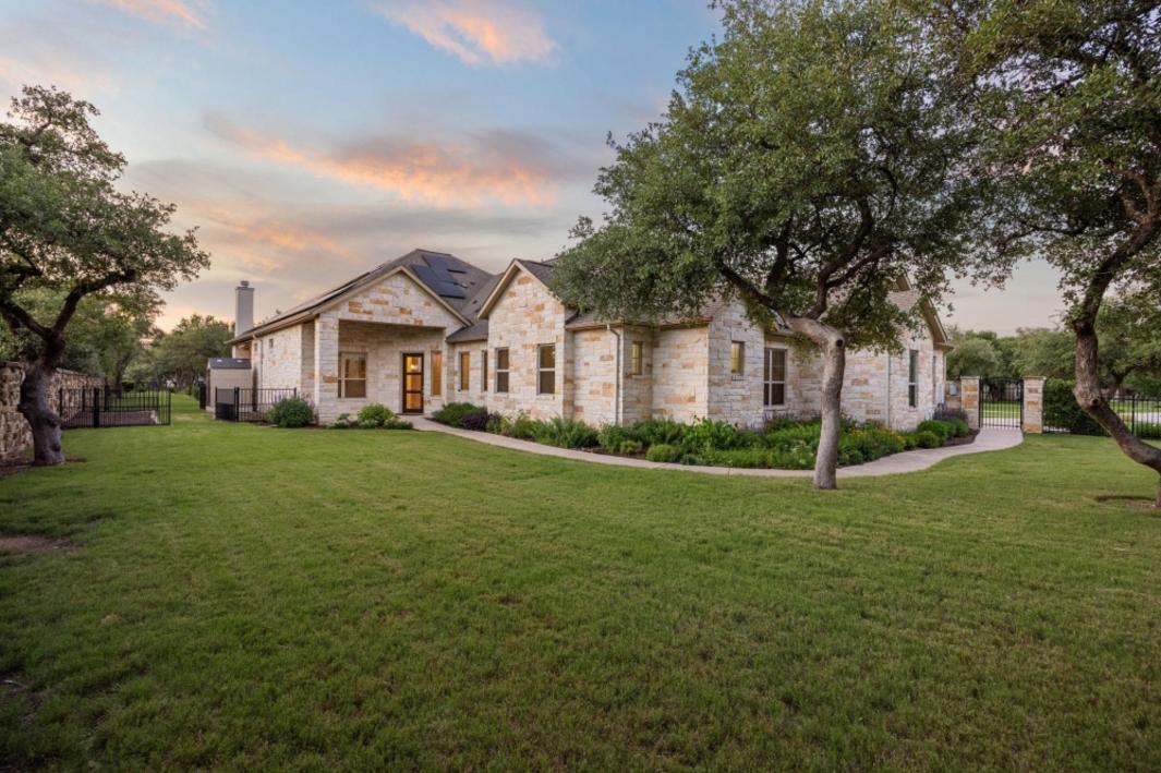Giá nhà bán ở Cedar Park và Tây Bắc Austin tăng trong tháng Tư