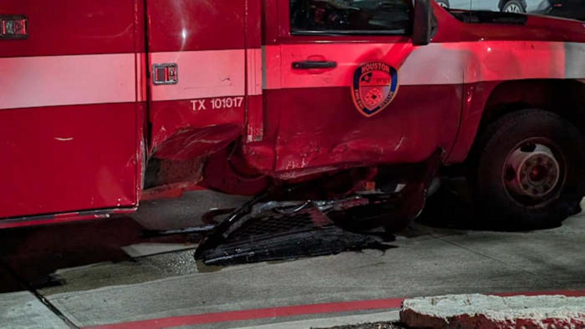 Xe Cứu Thương Bị Đâm Ở Tây Houston, Ba Người Nhập Viện