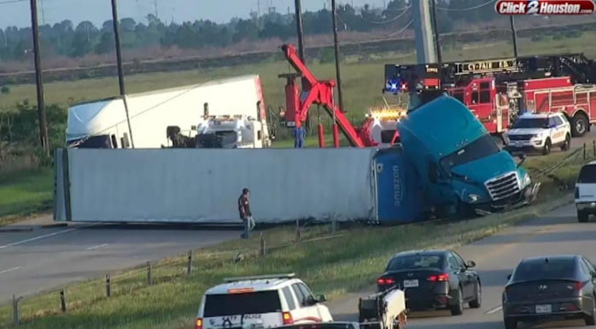 Cảnh báo giao thông tại Houston: Xe container lật, hóa chất tràn ra đường Grand Parkway