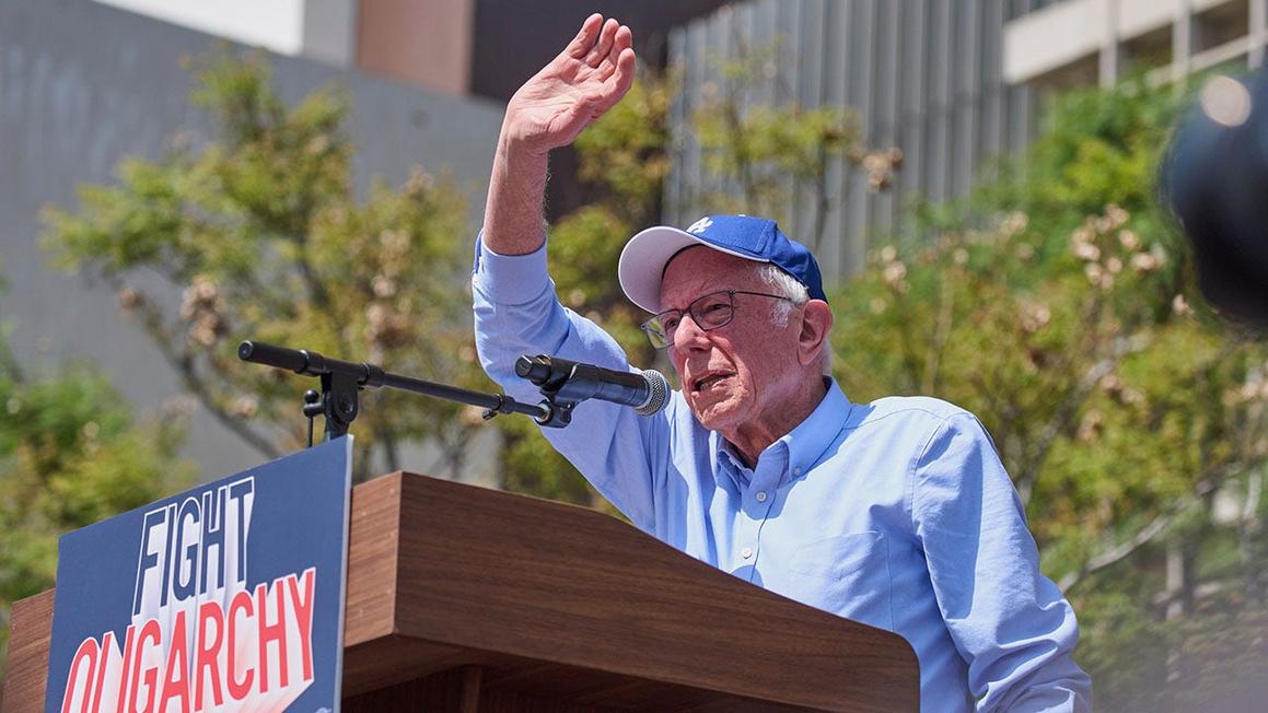 Ông Bernie Sanders không hề hối tiếc khi đi máy bay riêng trong chuyến ‘Chống đầu sỏ’