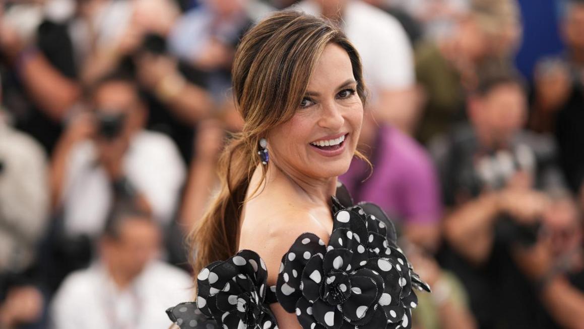 Mariska Hargitay tiết lộ danh tính cha ruột trong phim tài liệu mới