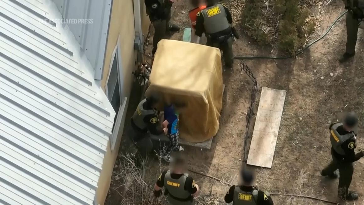 Video từ máy bay không người lái cho thấy cảnh sát New Mexico tước vũ khí của trẻ em
