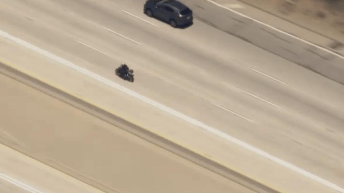 LAPD truy đuổi nghi can lái xe máy nghi bị trộm ở trung tâm Los Angeles
