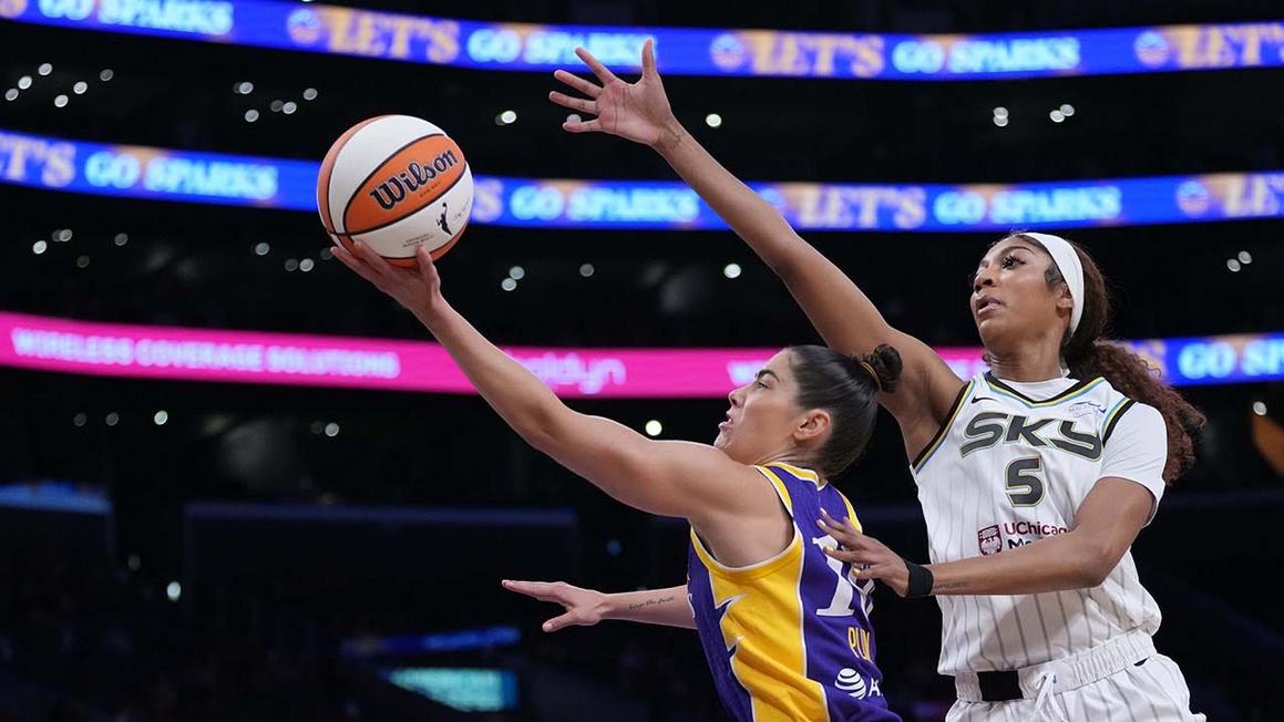 Ngôi sao bóng rổ Kelsey Plum ‘troll’ đối thủ Angel Reese sau pha ghi điểm đẹp mắt