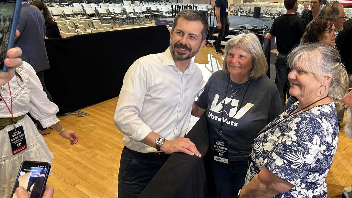 Pete Buttigieg, người từng bị Tổng Thống Trump nhắm đến, khơi dậy đồn đoán về năm 2028 khi dừng chân ở một tiểu bang quan trọng