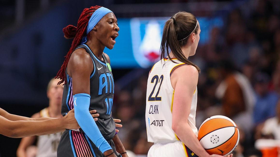 Sao bóng rổ WNBA Caitlin Clark va chạm nảy lửa với đối thủ, tuyên bố ‘không sợ’