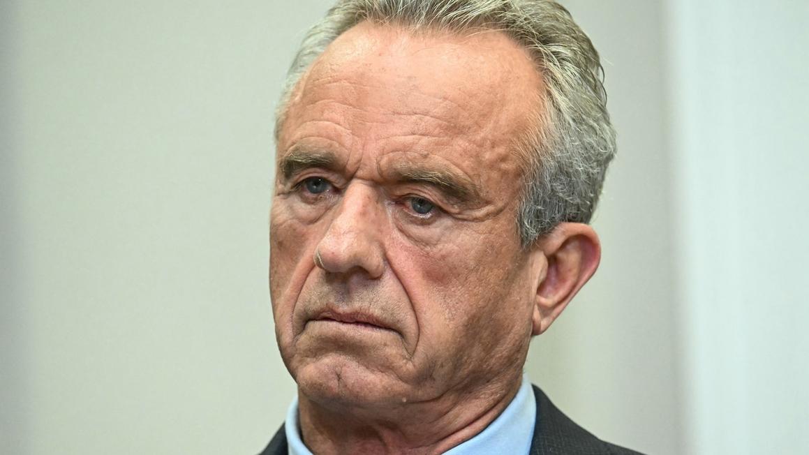 Robert F. Kennedy Jr. ngâm mình trong lạch có mức vi khuẩn cao, bao gồm cả E. coli