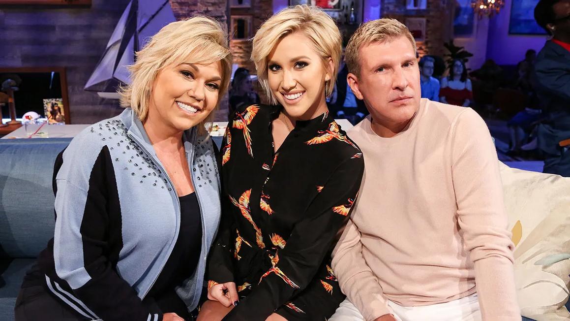 Con gái Todd và Julie Chrisley xúc động chờ cha mẹ ra tù sau khi được Tổng Thống Trump ân xá