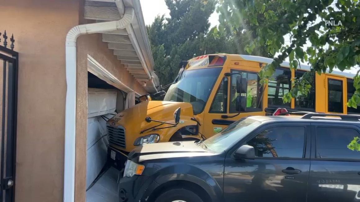 Tai nạn xe buýt trường học ở Los Angeles: Đâm thẳng vào nhà dân, 1 người nhập viện