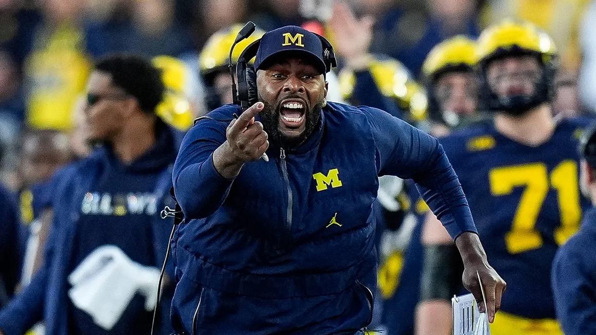 Huấn luyện viên Sherrone Moore của Michigan có thể bị đình chỉ vì cáo buộc từ NCAA