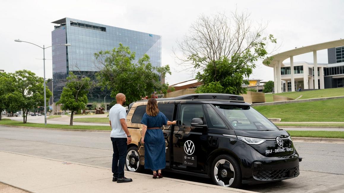 Uber và Volkswagen hợp tác cung cấp dịch vụ xe tự lái chung, giá rẻ hơn