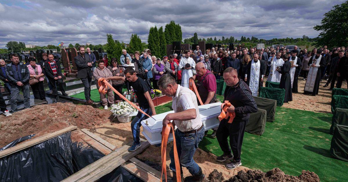 Tang lễ xé lòng 3 anh em ở Ukraine thiệt mạng vì tên lửa Nga