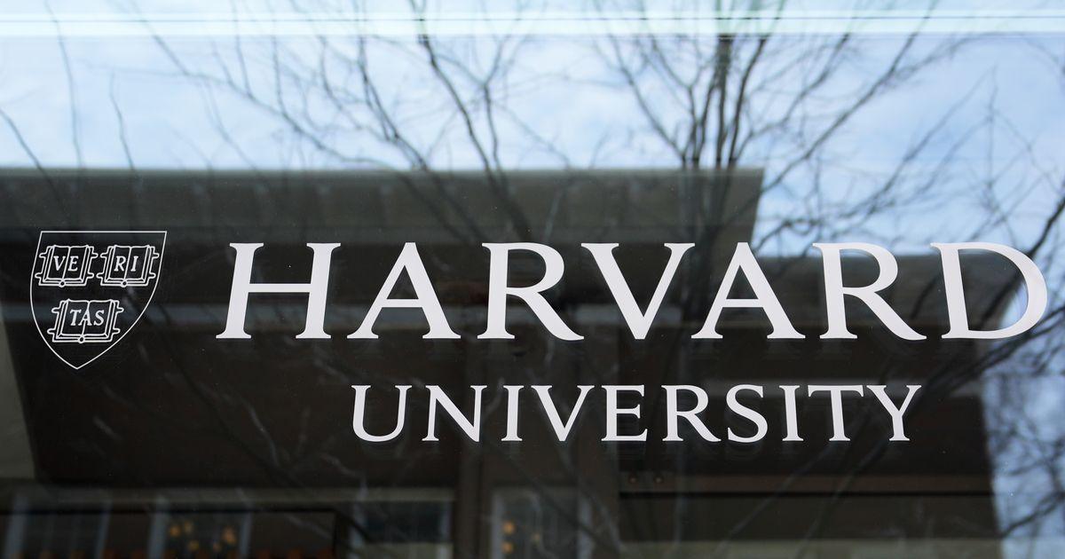 Chính quyền Tổng thống Trump ‘Đánh Mạnh’ Harvard, Hàng Ngàn Sinh Viên Quốc Tế Lo Mất Visa