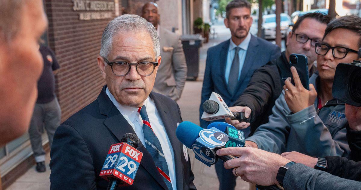 Larry Krasner giành chiến thắng trong cuộc bầu cử sơ bộ của đảng Dân chủ ở Philadelphia, tiếp tục làm biện lý khu vực nhiệm kỳ thứ ba