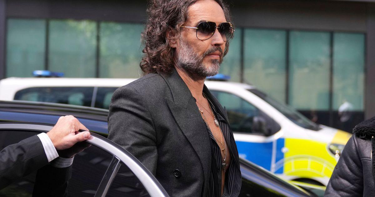 Diễn viên hài Russell Brand không nhận tội hiếp dâm và tấn công tình dục tại tòa án Luân Đôn