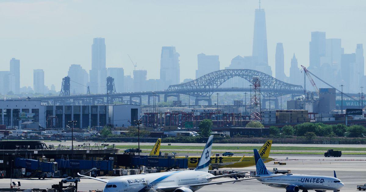 FAA gia hạn giới hạn chuyến bay tại sân bay Newark đến tháng 6 do thiếu kiểm soát viên và sự cố kỹ thuật