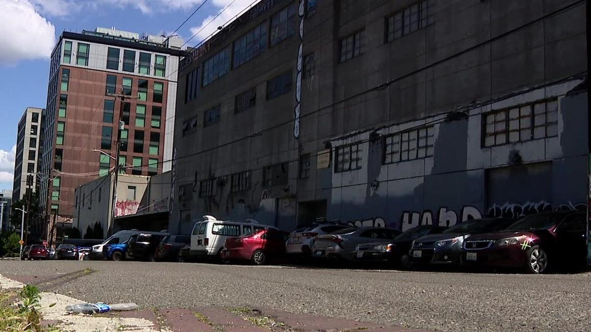 Khách sạn sang trọng ở Seattle kiện tòa nhà bỏ hoang cạnh bên vì tội phạm, hỏa hoạn gây than phiền