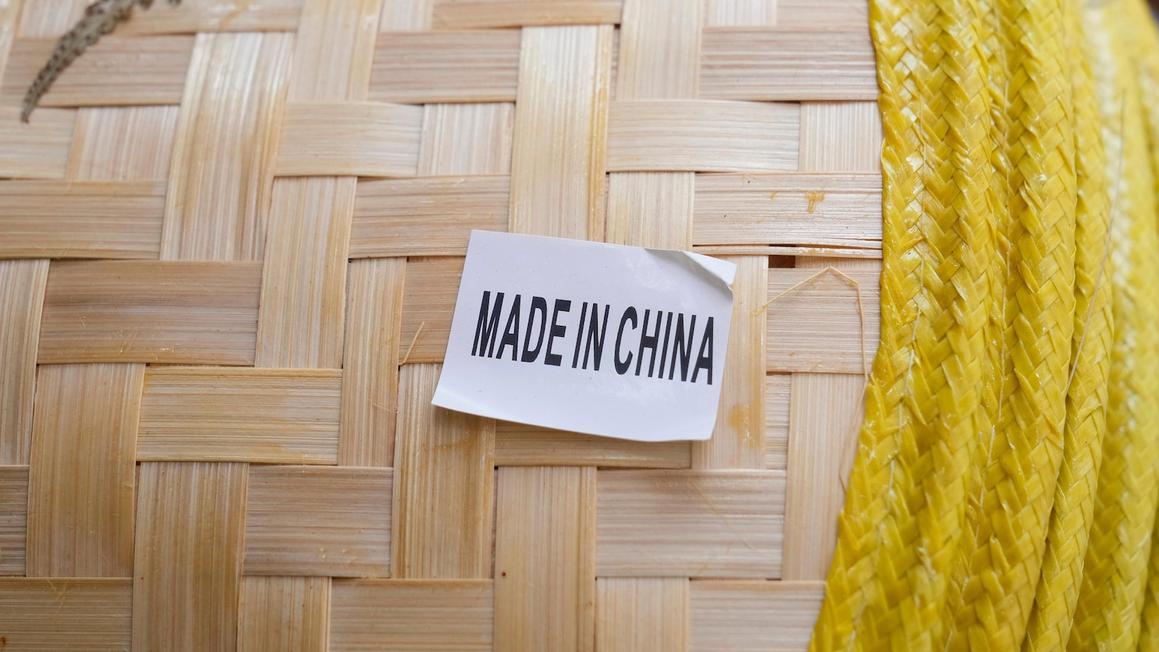 Hàng giá rẻ từ Trung Quốc hết thời miễn thuế: Người mua, người bán cần lưu ý