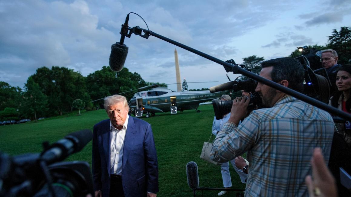 Ông Trump dọa áp thuế 100% lên phim nước ngoài, cảnh báo ngành điện ảnh Mỹ đang “chết”