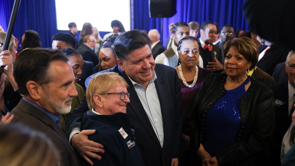 Tỷ phú Pritzker và cựu bartender Ocasio-Cortez: Những thủ lĩnh mới của phong trào phản kháng Trump