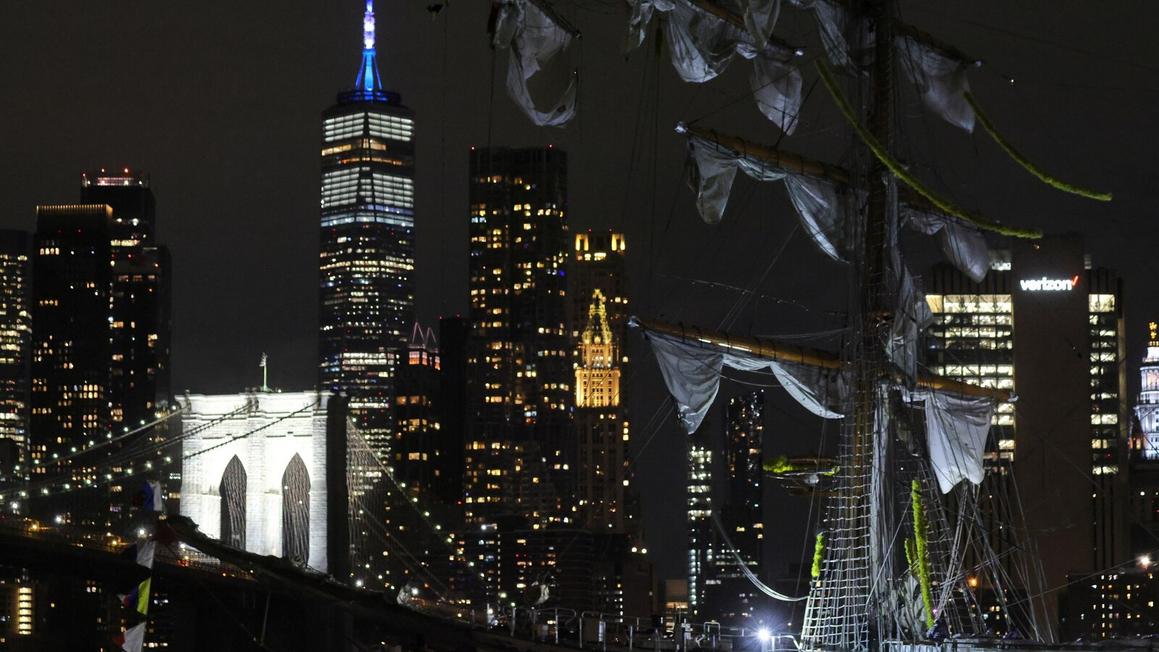 Tàu buồm lớn của Mexico đâm cầu Brooklyn, gãy cột buồm và làm nhiều người bị thương