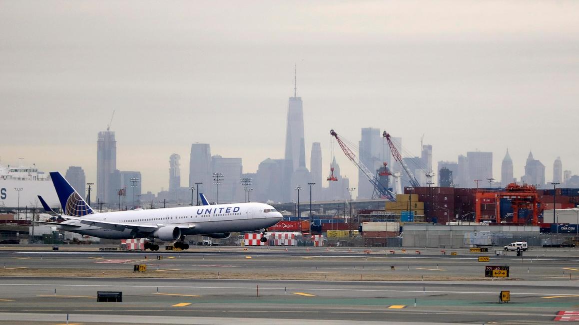 United Airlines cắt giảm 35 chuyến bay mỗi ngày tại Newark do thiếu kiểm soát viên không lưu