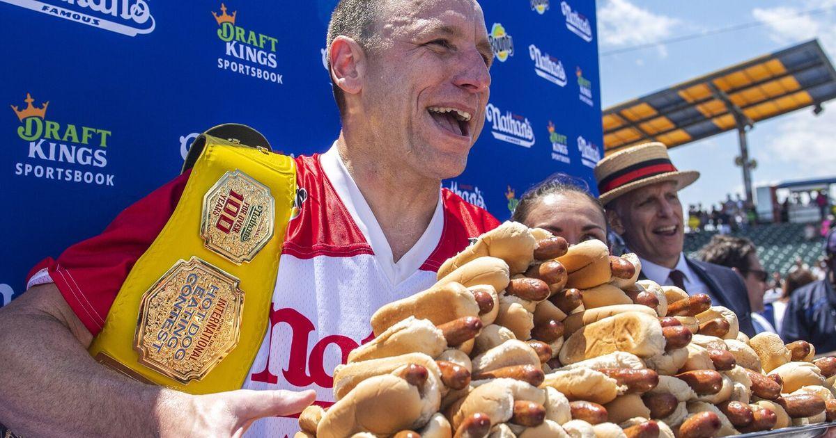 Joey “Jaws” Chestnut Trở Lại Giải Ăn Hotdog Coney Island Sau Tranh Chấp Hợp Đồng