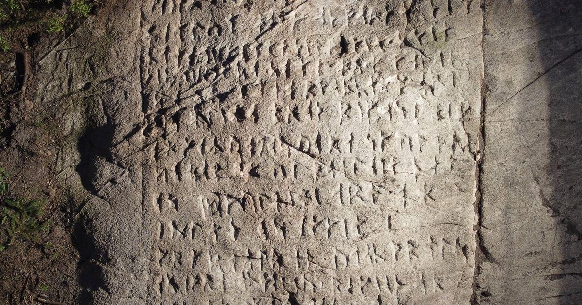 Tảng Đá Cổ Nhất Bắc Mỹ Với Chữ Rune Được Phát Hiện Ở Rừng Canada