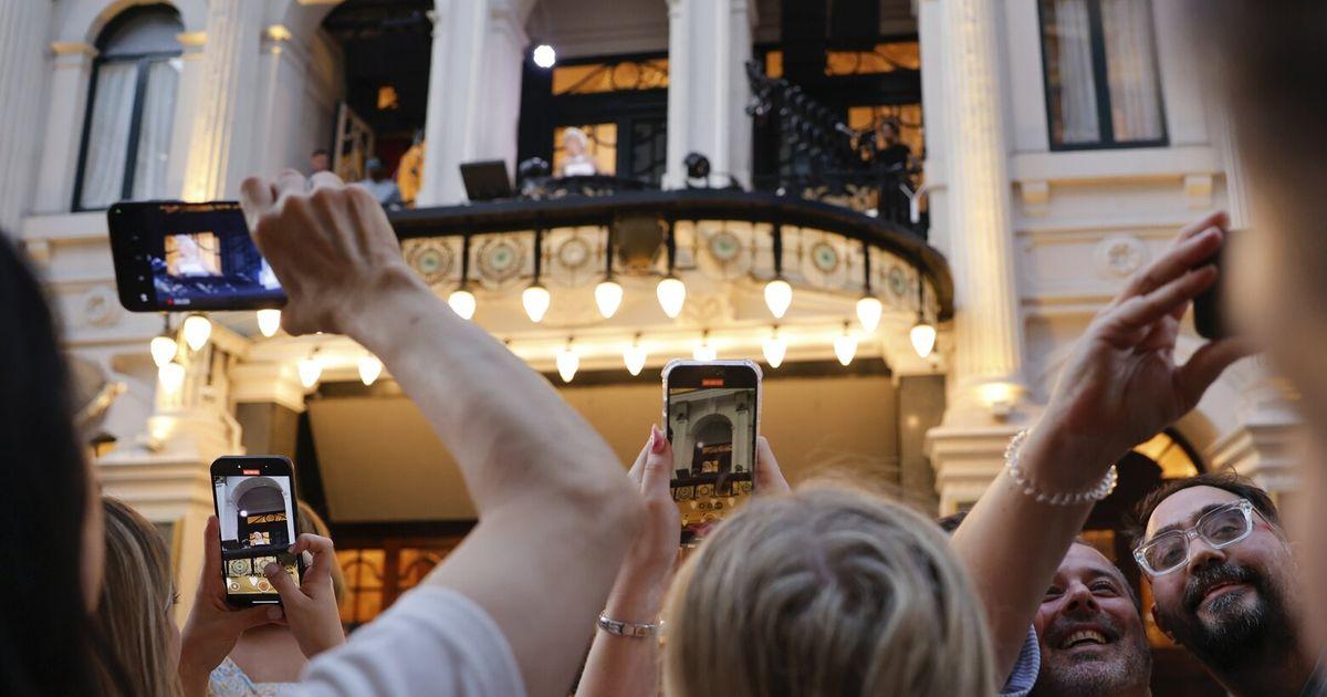Những Ghế Ngồi “Nóng” Nhất Khu West End: Đống Rác Ngoài Rạp ‘Evita’