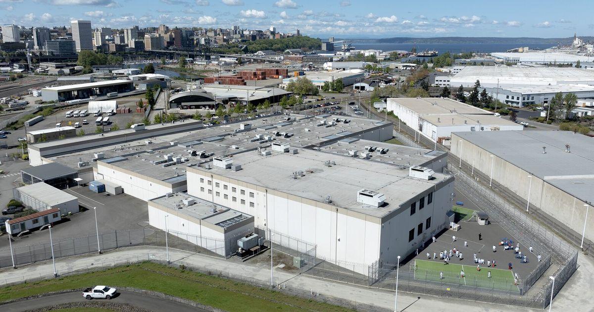 ICE Chuyển 41 Người Nhập Cư Đến Alaska Vì Quá Tải Ở Tacoma
