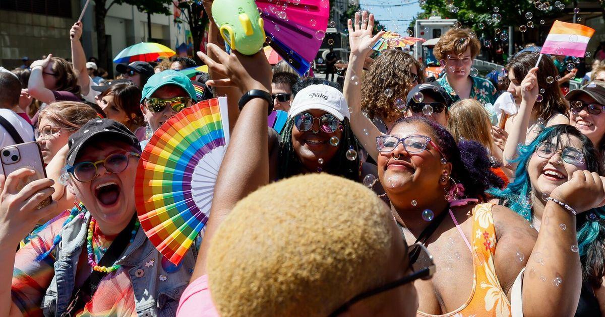 Cuộc Diễu Hành Seattle Pride Rực Rỡ: ‘Đây Không Phải Là Lúc Im Lặng’