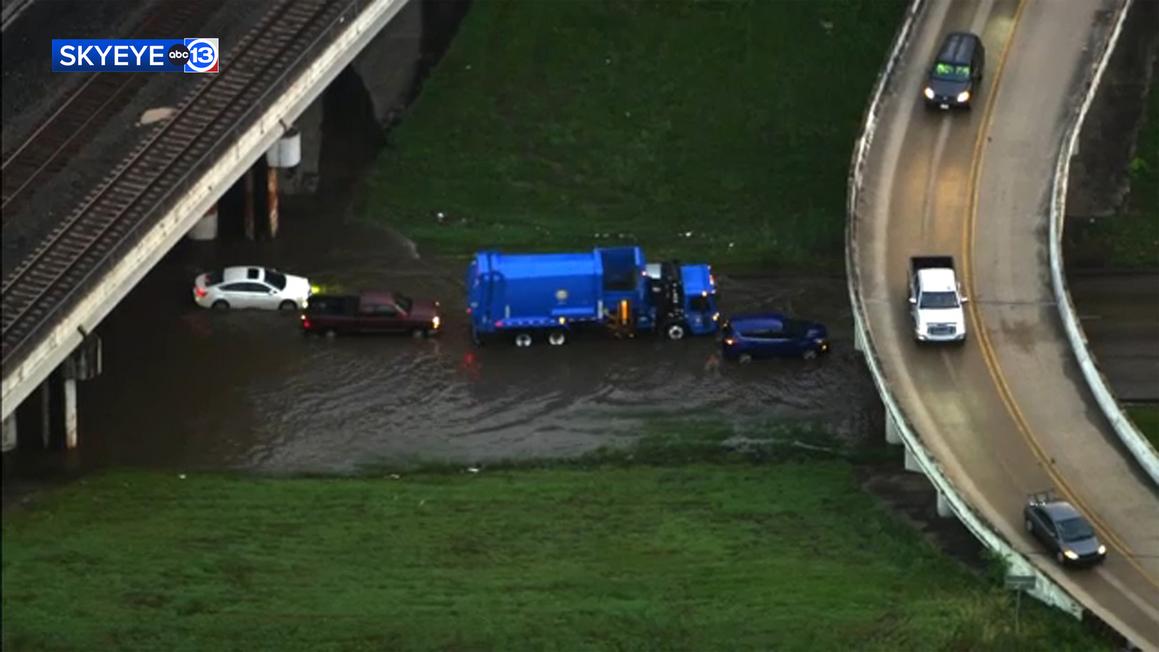 Nhiều xe kẹt trong nước ngập trên đường South Beltway